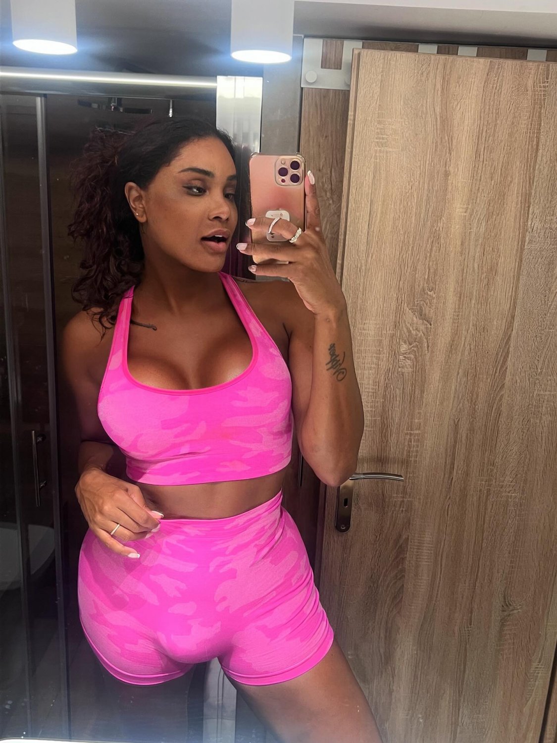 VIVI CARVALHO TS LINDA #cIwAe66b